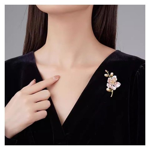 Broszka ozdobna delikatna, kwiat wiśni z kryształkami i perłami