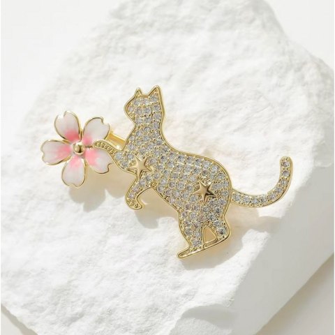 Broszka ozdobna emaliowana - kotek z kwiatkiem