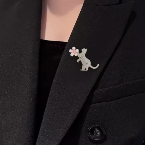 Broszka ozdobna emaliowana - kotek z kwiatkiem