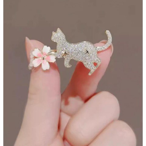 Broszka ozdobna emaliowana - kotek z kwiatkiem