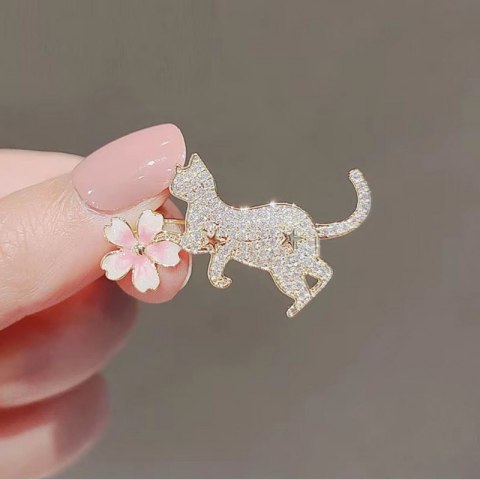 Broszka ozdobna emaliowana - kotek z kwiatkiem