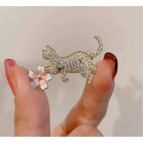 Broszka ozdobna emaliowana - kotek z kwiatkiem