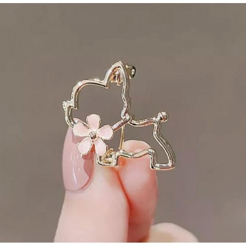 Broszka ozdobna emaliowana - piesek z kwiatkiem