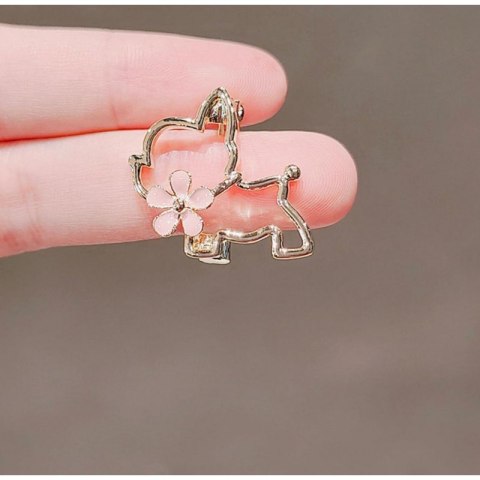 Broszka ozdobna emaliowana - piesek z kwiatkiem