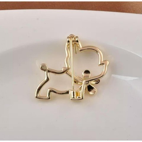 Broszka ozdobna emaliowana - piesek z kwiatkiem